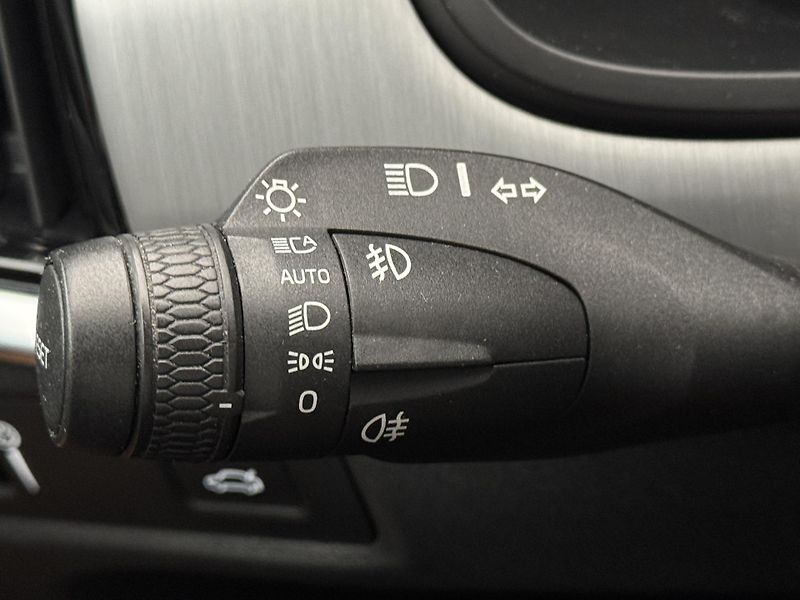 Volvo V90 D4 MOMENTUM PRO POLESTAR AUT - fotka 29 z 47