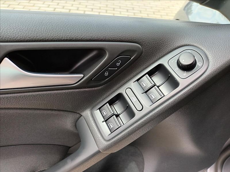 Volkswagen Golf 1,2 TSI,SERVIS,VÝHŘEV,PARKING - fotka 30 z 44