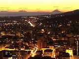 Noční pohled na město Lamezia Terme. Za dobrého počasí z něj lze spatřit i sicilské sopky Etna a Stromboli.