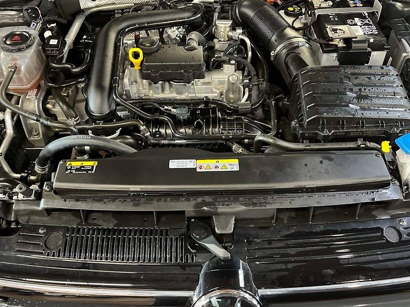 Volkswagen Golf (2024) 1.0 TSI Life - fotka 16 z 20
