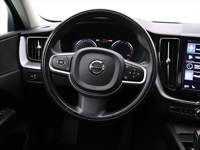 Volvo XC60 2,0 B4 145kW AWD Momentum CZ D - fotka 16 z 32