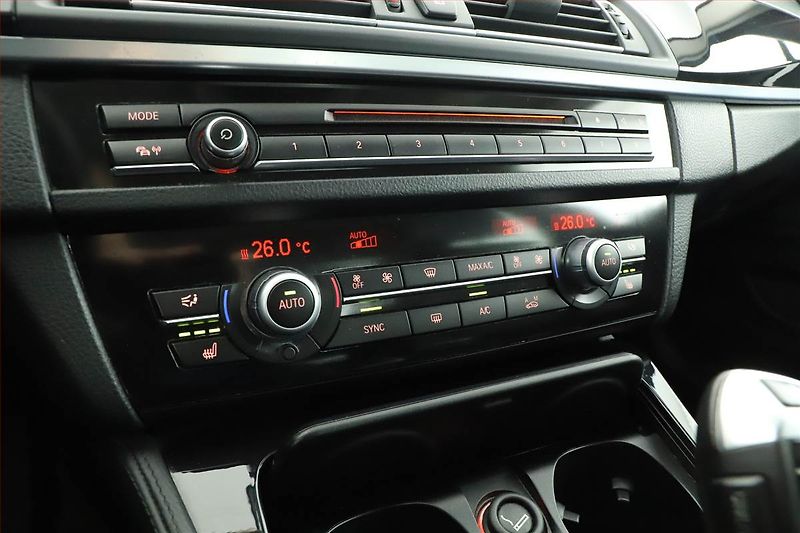 BMW Řada 5 (2013) 520d xDrive, 4X4, Automat, ČR - fotka 18 z 20