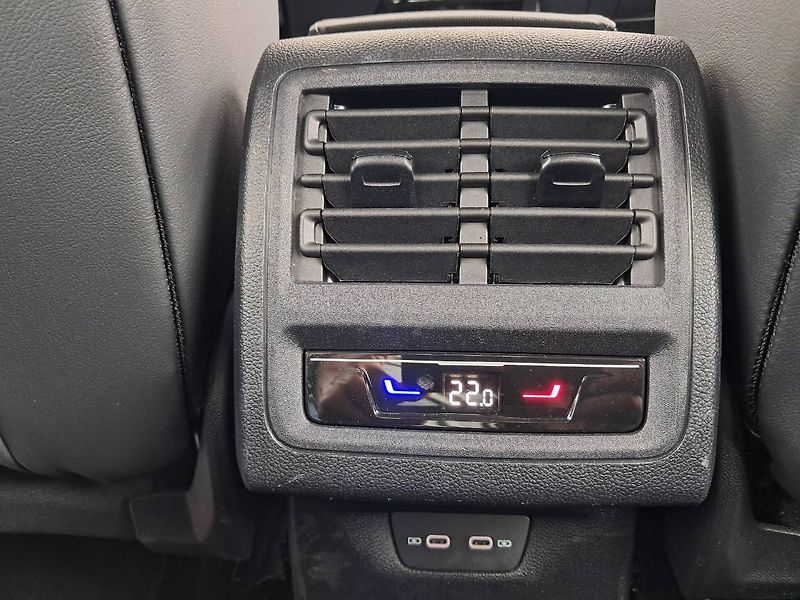 Volkswagen Golf (2024) STYLE 1.5 E-TSI / 85 kW DSG7 M - fotka 22 z 26