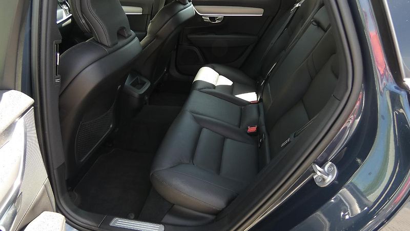 Volvo V90 B4 mHEV AWD aut. Momentum Pro - fotka 19 z 23