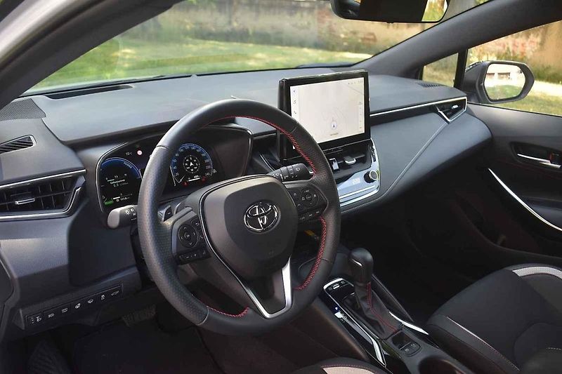 Modernizovaná Toyota Corolla TS se dobře cítí i na venkovských silnicích