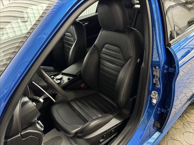 Alfa Romeo Giulia 206kW Q4 VELOCE 1.MAJITEL - fotka 30 z 39