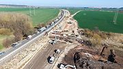 Stavba dálnice D7 Praha - Chomutov mezi Knovízem ve Středočeském a Panenským Týncem v Ústeckém kraji.