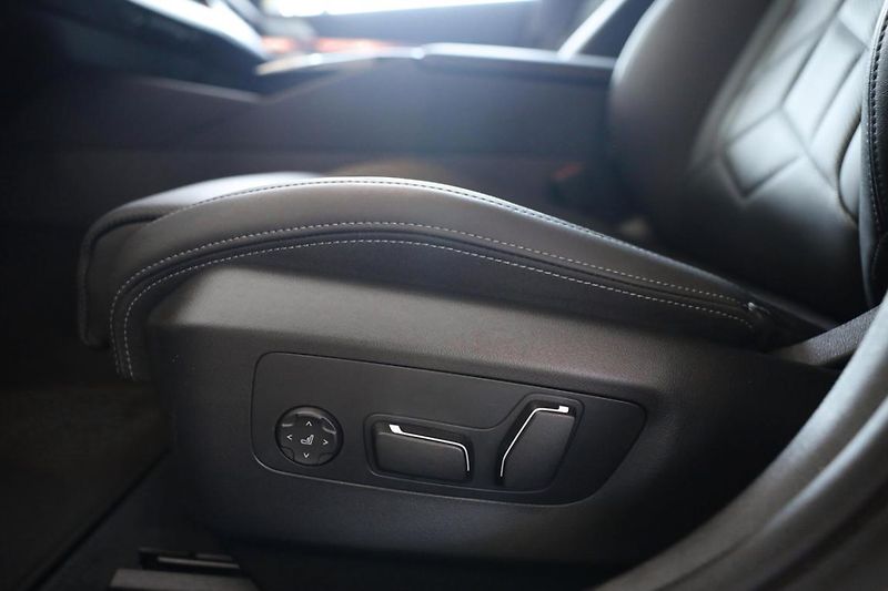 BMW Řada 5 550e xDrive Touring - fotka 26 z 33