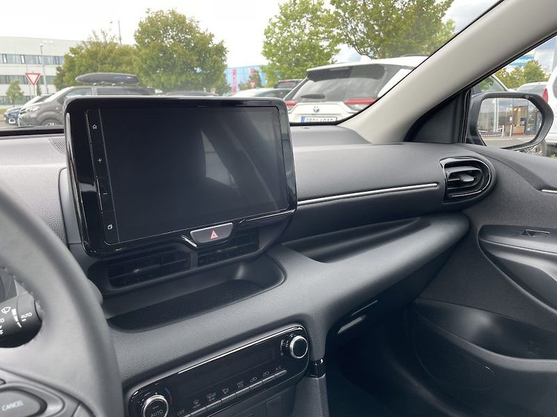 Toyota Yaris 1.5 Hybrid ODBĚR ihned - fotka 16 z 27