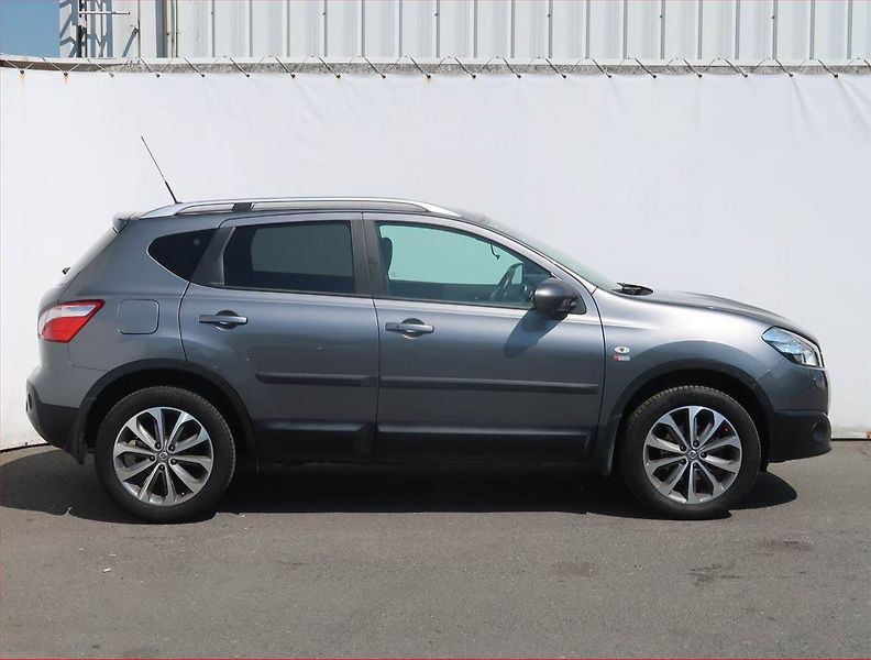 Nissan Qashqai (2013) 2.0, Automat, ČR,1.maj - fotka 6 z 21