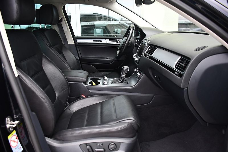 Volkswagen Touareg 3.0TDi V6 4M R-LINE TAŽNÉ ČR - fotka 17 z 44