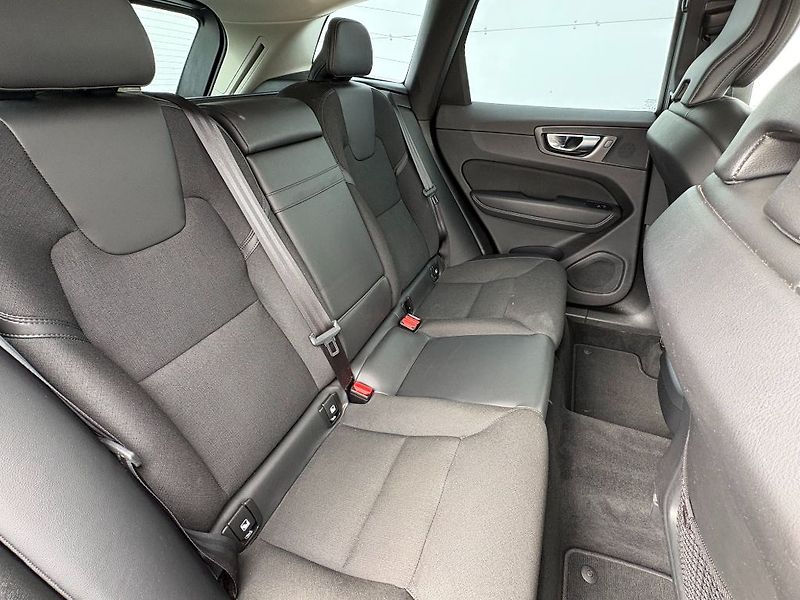 Volvo XC60 Momentum Pro B4 184kW - fotka 16 z 25