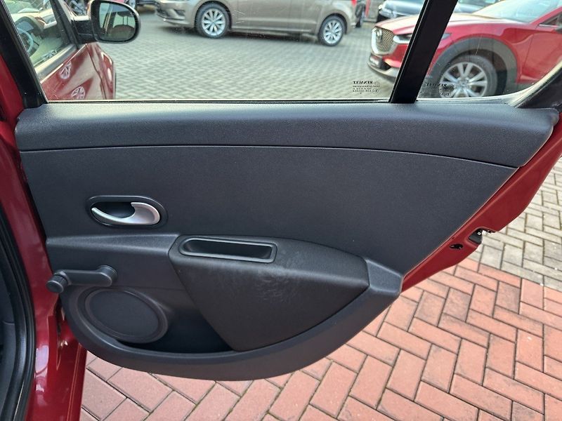 Renault Clio (2009) 1.2i 55kW Klima Výhřev Sedadel - fotka 18 z 46