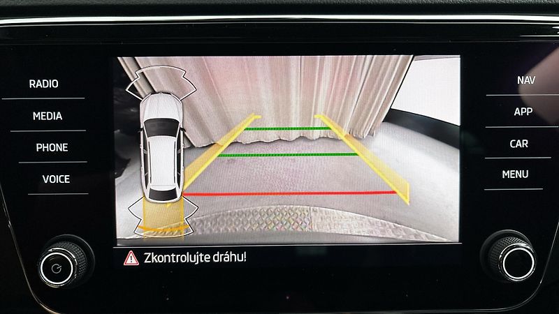 Škoda Superb 2.0 TDI DSG Sportline Combi - fotka 12 z 32