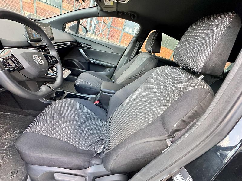 MG MG4 (2023) EV Elegance 64 kW - fotka 6 z 18