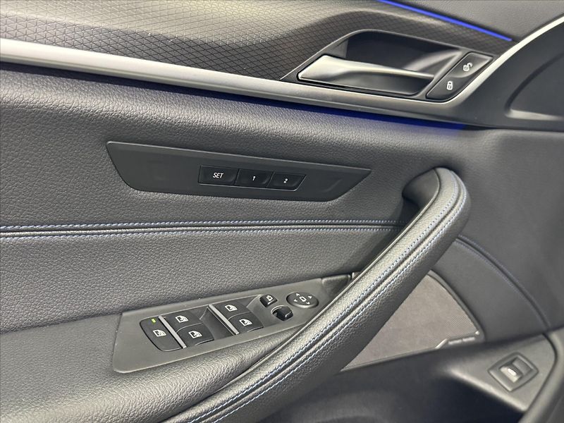 BMW Řada 5 M550i xDRIVE LASER HUD - fotka 5 z 31