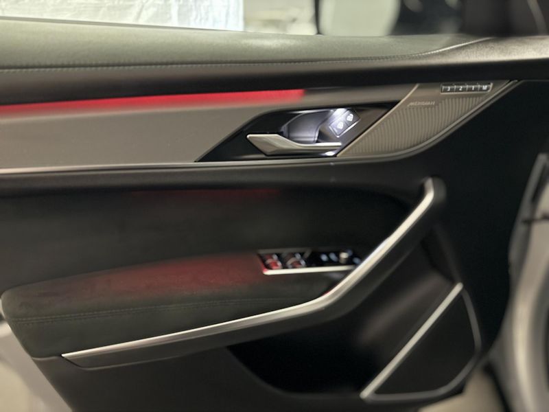 Jaguar F-Pace (2022) 5.0 SVR REZERVOVÁNO  - fotka 34 z 53