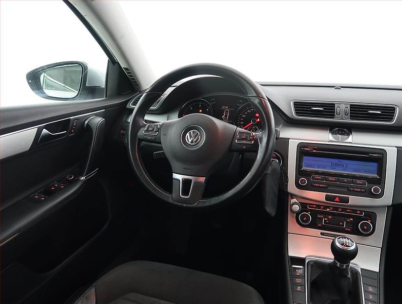 Volkswagen Passat (2011) 2.0 TDI, 4X4, Xenony - fotka 7 z 18