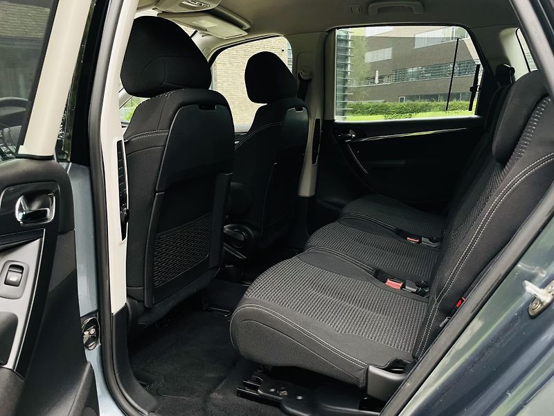 Citroën C4 Picasso 1.6i 88KW MANUÁL LED SENZORY - fotka 28 z 38