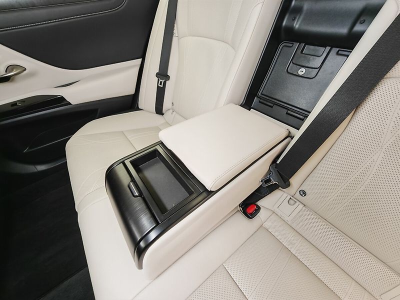 Lexus ES 300h Prestige Plus - fotka 22 z 49