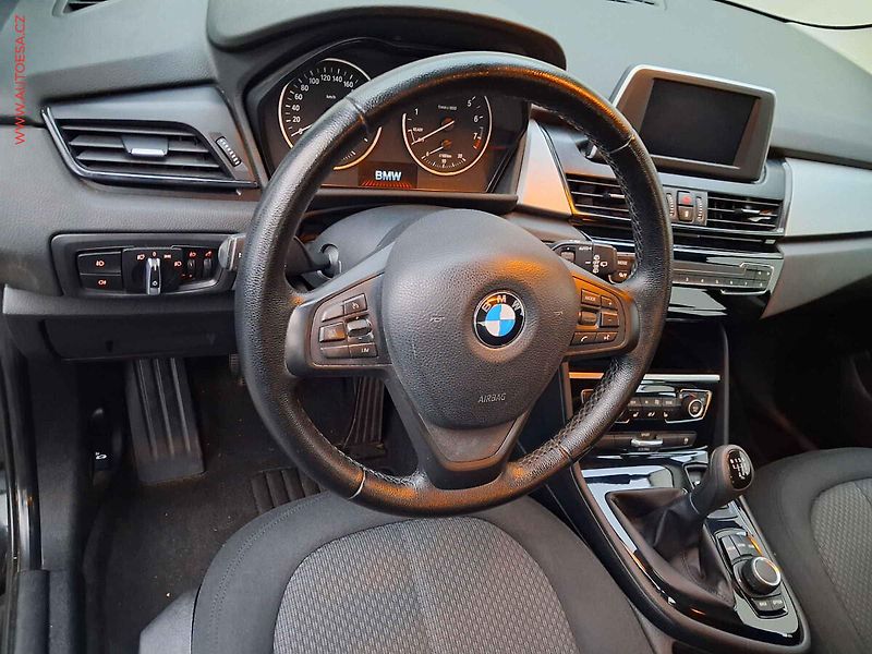 BMW Řada 2 (2017) 1.5T 218 i, Advantage, park - fotka 12 z 17