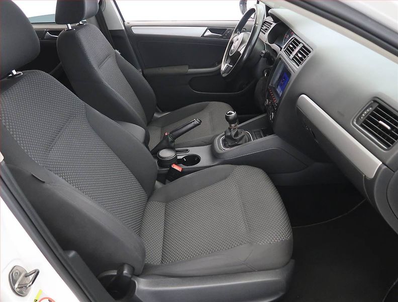 Volkswagen Jetta (2011) 1.6 TDI, Park. senzory - fotka 9 z 15