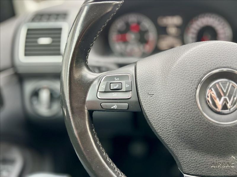 Volkswagen Touran 1,6 TDi  NAVI / kamera / ALU - fotka 26 z 44