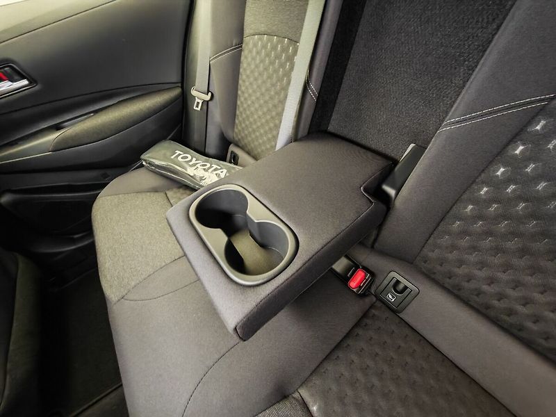 Toyota Corolla 1.8 Hybrid Comfort - fotka 15 z 35