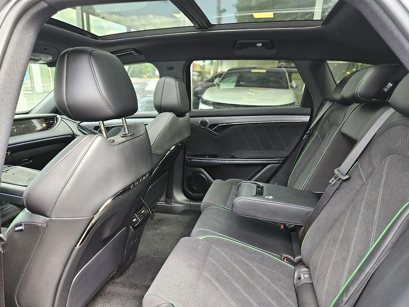 Voyah FREE 318 REV (2025) REV 318 AWD Hybrid - fotka 13 z 16