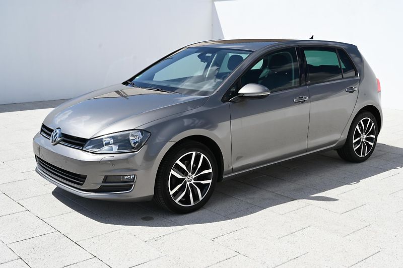 Volkswagen Golf 1.2TSI 81KW BMT rezervace - fotka 9 z 46