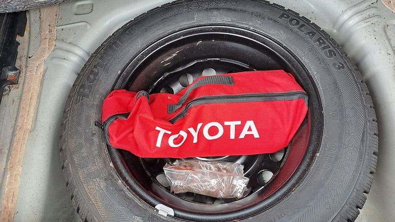 Toyota Yaris 1.0 VVTi Comfort REZERVACE - fotka 11 z 23