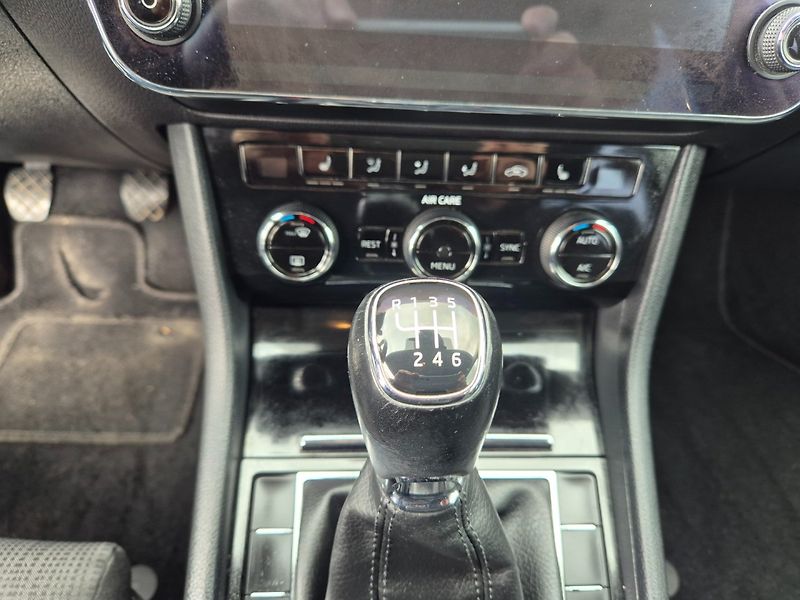 Škoda Superb (2017) 2.0 TDI Navi,Xenony,TOP - fotka 32 z 42