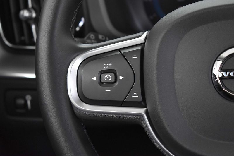 Volvo XC60 B4 AWD KESSY*MATRIX*VÝHŘEV* - fotka 17 z 32