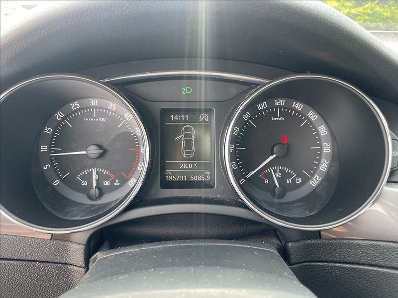 Škoda Superb 2,0 TDi 103kw Elegance Facelif - fotka 16 z 36