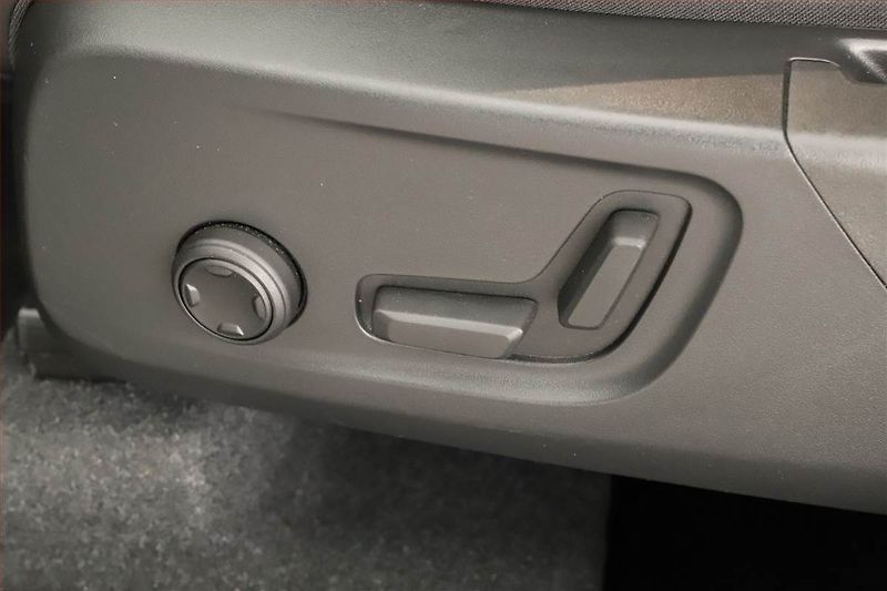 Volvo XC40 (2023) B3 - fotka 14 z 18