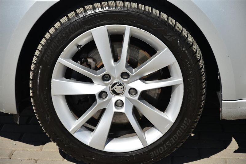 Škoda Octavia 1.8 TSI 132kW DSG STYLE LED ČR - fotka 9 z 23