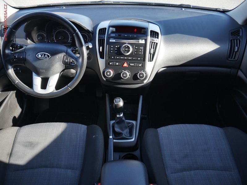 Kia Ceed (2010) 1.4CVVT, ČR, AC, park.asist - fotka 8 z 17