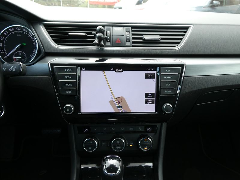 Škoda Superb 2,0 TDi STYLE DSG, 2x kola, ČR - fotka 28 z 43