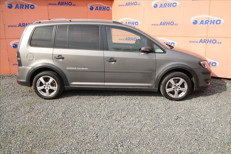 Volkswagen Touran 2,0 TDi,SERV.KN.,CROSS,7 MÍST. - fotka 8 z 32