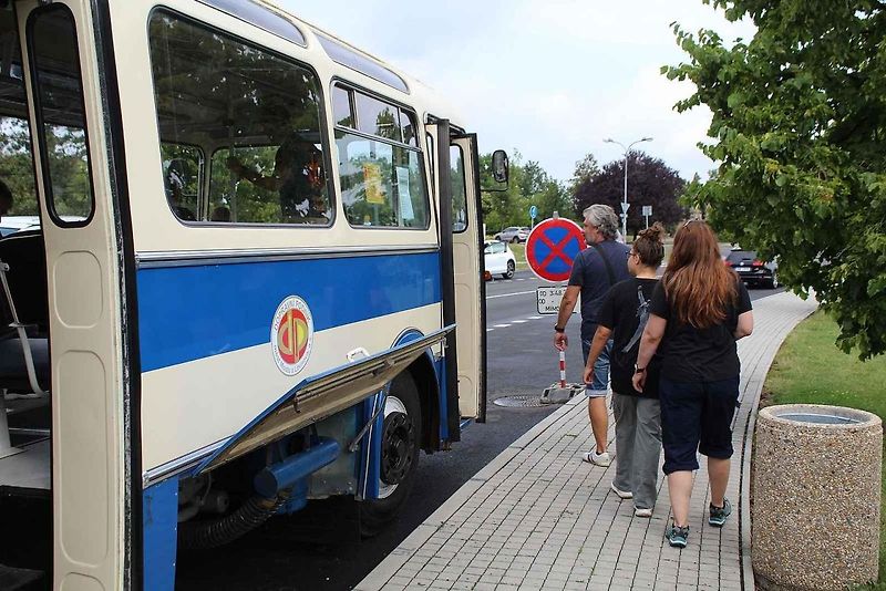 Dva dny si mohli zájemci prohlížet historický autobus Karosa ŠL11 z roku 1979, který na stanovišti před přesunutým kostelem Nanebevzetí Panny Marie v Mostě vystavoval Dopravní podnik měst Mostu a Litvínova.