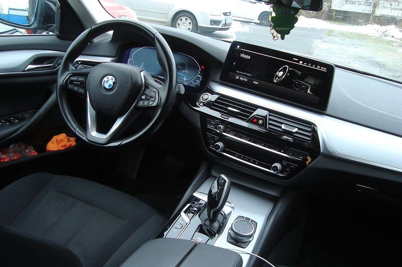 BMW Řada 5 (2021) 530e Xdrive, ČR, 1.Maj.S.Kn. - fotka 38 z 65