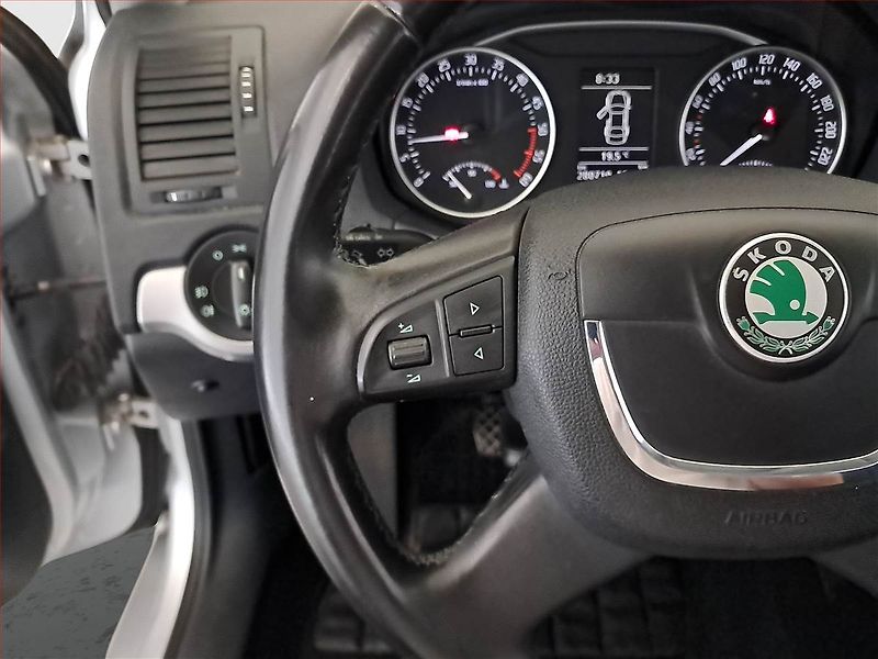 Škoda Octavia (2011) 1.6 TDI, po STK, oblíbený vůz - fotka 15 z 20