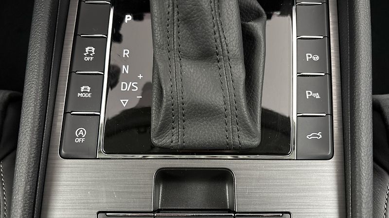 Škoda Superb 2.0 TDI DSG 4x4 Scout Combi - fotka 26 z 33