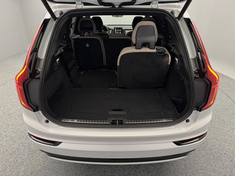 Volvo XC90 (2026) B5 AWD AUT DARK ULTRA 7 míst - fotka 23 z 26
