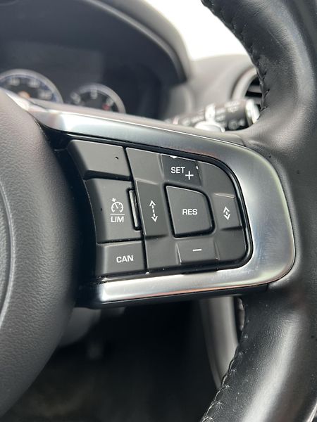 Jaguar F-Pace 25D AWD 177kW R-Sport DPH TZ - fotka 13 z 29