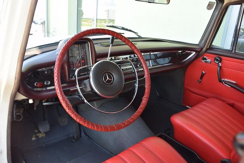 Mercedes-Benz 200 (1968) 200D  - fotka 17 z 31