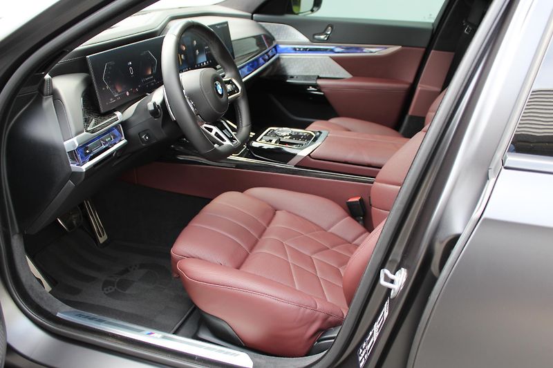BMW Řada 7 740d xDrive Sedan - fotka 11 z 27