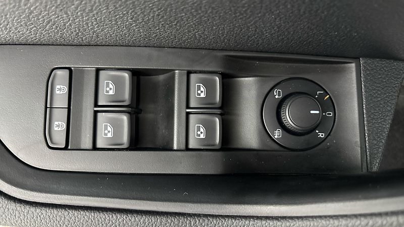 Škoda Superb 2.0 TDI DSG Style Combi - fotka 21 z 25