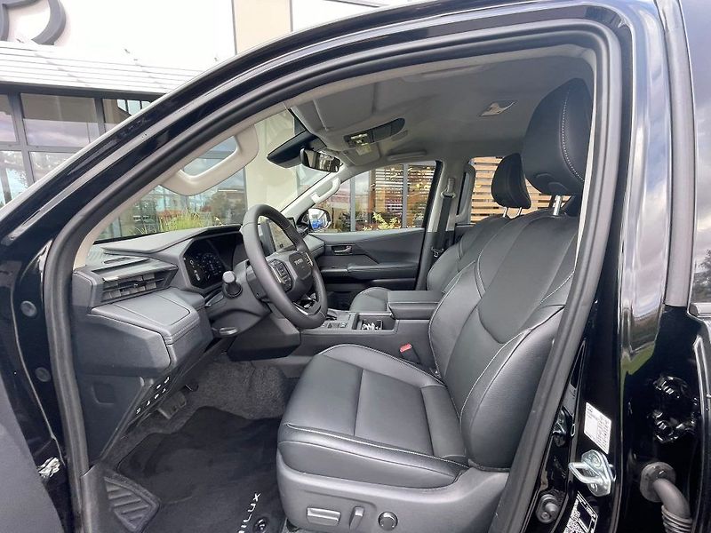 Toyota Hilux 2.8D automat Invincible - fotka 15 z 29