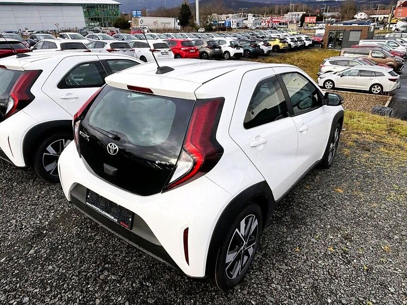 Toyota Aygo 1,5 Hybrid 115 Comfort - fotka 7 z 8